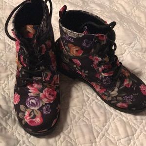 Girls black floral combat boots (new)